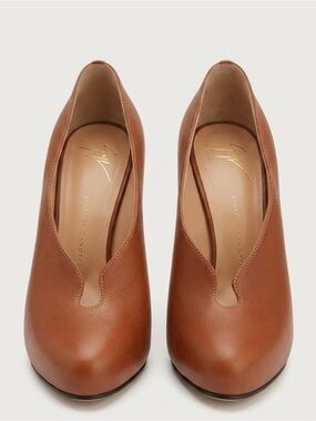Giuseppe Zanotti Tan Leather V-Cut Cognac Almond Toe Pumps
Italy 39.5 / 9.5